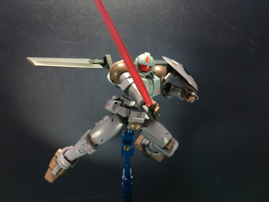 　各頭部のバイザーは無色クリアだったのでシールの色に合わせて裏から塗装しています。　また肩アーマーのパーティングラインだけ気になったのでヤスリがけしてならしました。