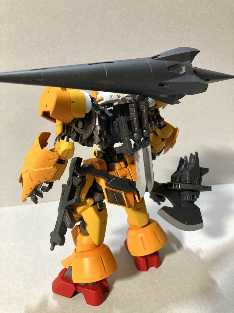 フル装備でのバックショット。各武装はすべて使い捨てです。