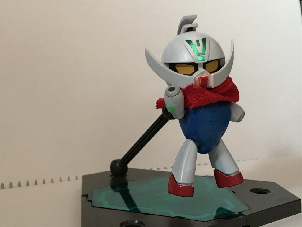 腕にクリアパーツがついている。何をするのだろうか。かわいい。