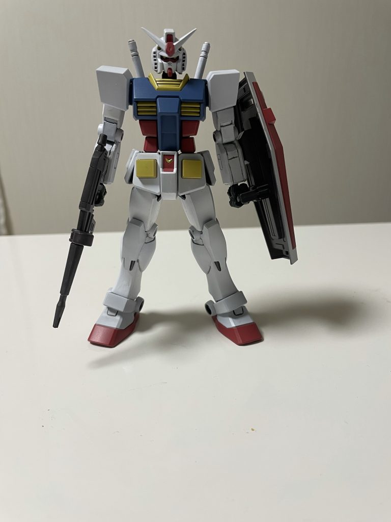 首を少し延長、肩と腕の形状変更、股関節を詰めて足を短くしてます。