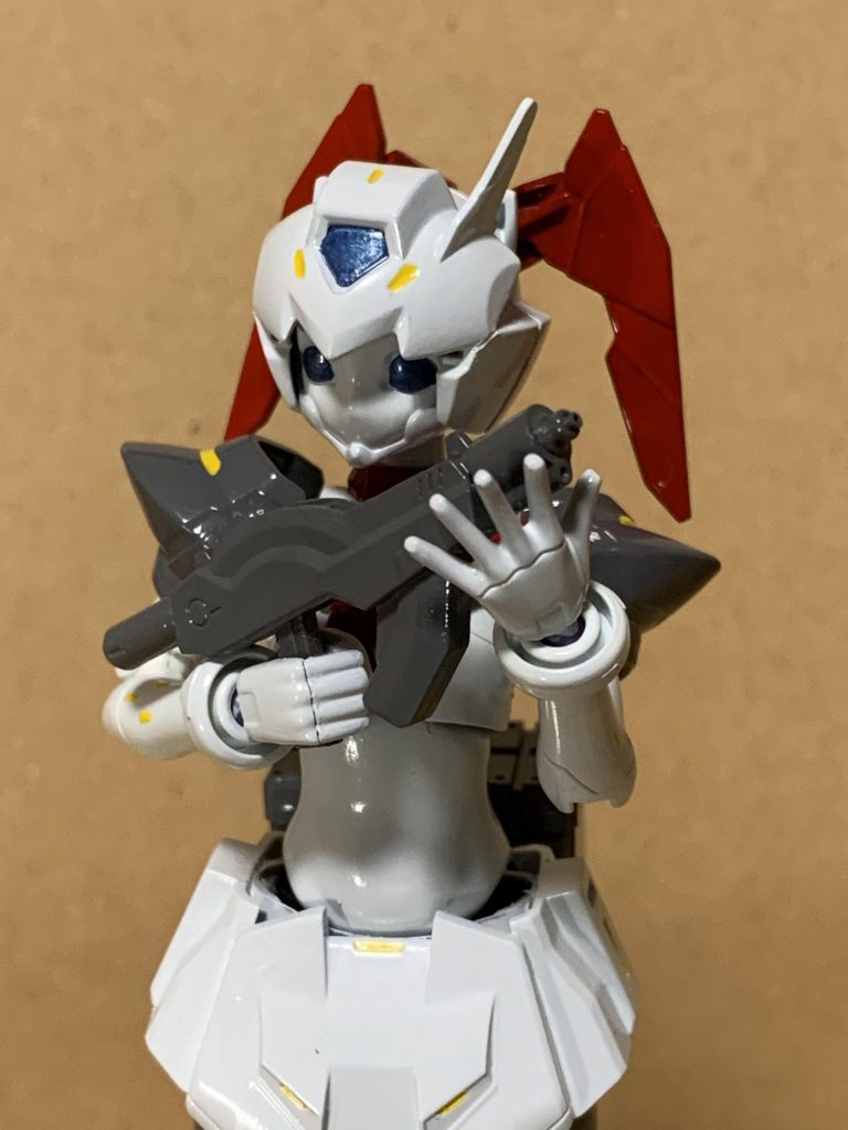 手にしているのは武器では無く、医療用ナノマシンを注入する注射器です。