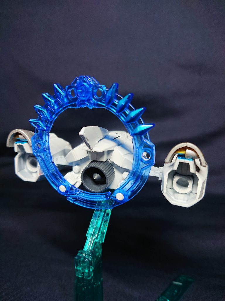 後部から、特徴的なリングは創傑伝の孫向香から武器を使用し、バーニアは適当なパテの蓋をカットして取り付けました。