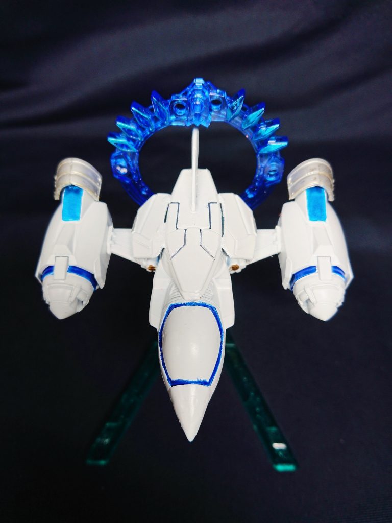 上側から、SDのスカイグラスパーをベースにプトレマイオスアームズ等で形にしました。コックピット部の青リング部分はゲーム準拠で細くしていますが、も少し太めでもよかったかも？シンプルな作りですが、シンプルが１番難しいだけあってパーツ選別に悩みました。