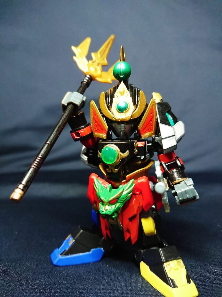 特徴的な肩は張遼サザビーの足を加工しています。武人のような兜は特に制作が進まず、最終的に は三国伝から各種武器や角パーツを解体し形にしました。