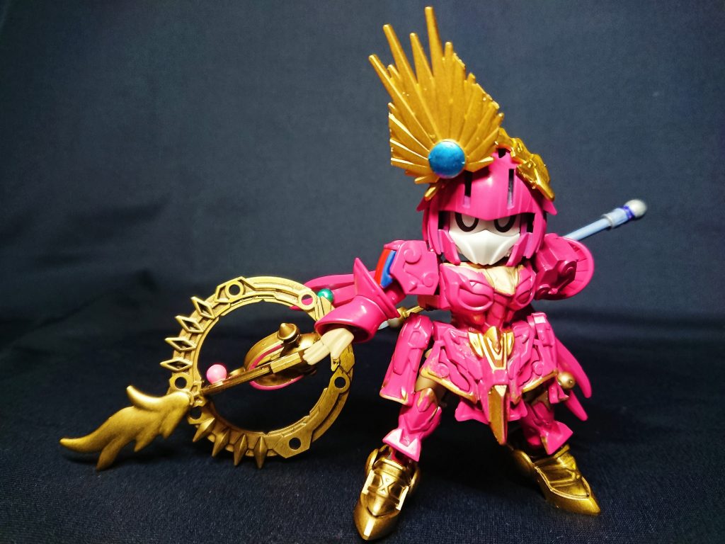 ヴァッハ神の特徴の一つが巨大な杖。天球儀を模したようなデザインのため、再現に手間取りました。前作のナカジマ零式と同じく、円形パーツは孫向香ルージュの武器を使用しました。交差に取り付け、内部は三国伝の半円型パーツで立体にしています。