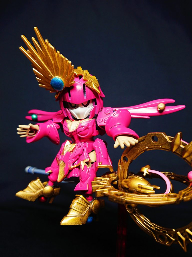 十二星神の一柱であり、魔術を司る女神。その眩い輝きは、まさに彼女の偉大さと神秘性の象徴であるといえる。彼女の魔術はあらゆる不可能を可能に変えるであろう。