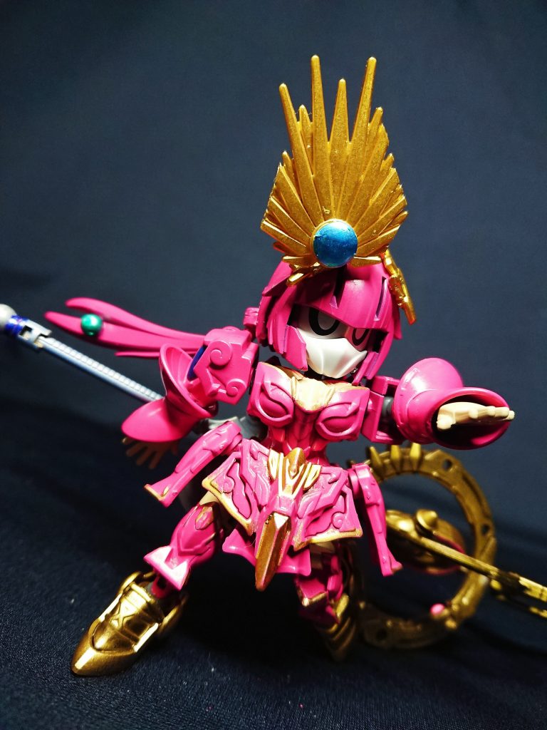 貂蝉クシャトリヤをベースに各種ヒーローズ/創傑伝パーツでまとめています。髪の毛は多方向に可動します。各部に付いた五行珠は靴裏のサイズに合わせているため少し小さめです。