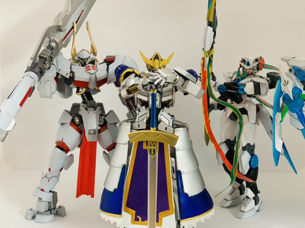 他のFGOモチーフのガンプラと並べて。数年前の作品なんで今見ると手直ししたい部分も多いですが丹誠込めて作った作品なんで温かい目で見てもらえると嬉しいです(*´꒳`*)