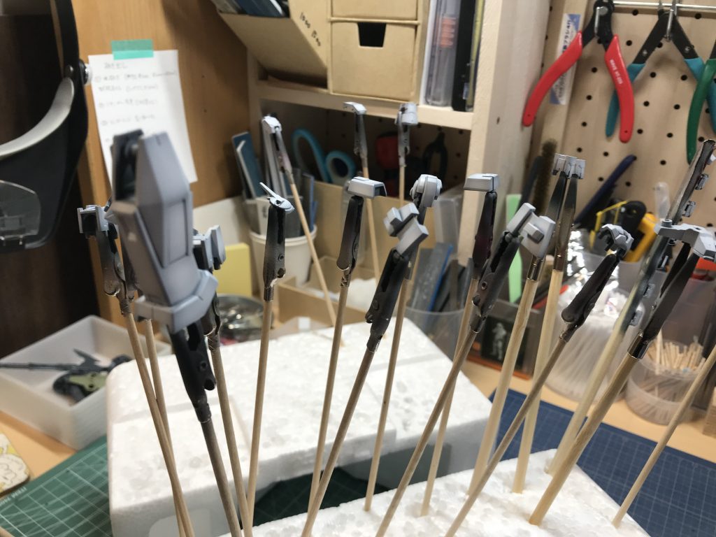 塗装は今回もサフなしの原色調合です。赤は前回のヤクトドーガで経験済みなのでさほど苦労はしなかったのですが、青がとても難しかったです。青緑はもう少し緑よりの、白が強めを意識しましたが中々イメージ通りにはいきません。もっと経験が必要です。