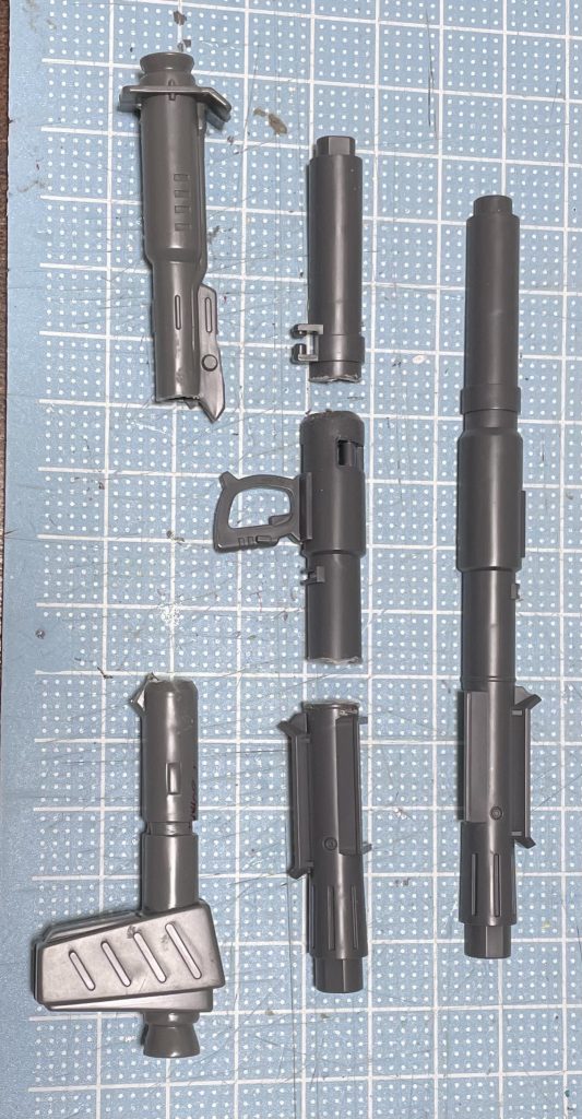 バズーカは流石に短過ぎてかつげないので、オリジンザクのバズーカのグリップ部分から4cmほど移植延長しました。