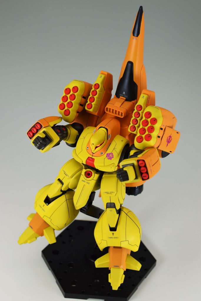 この角度からの悪そうなモノアイが最高にかっこいい機体ですわ