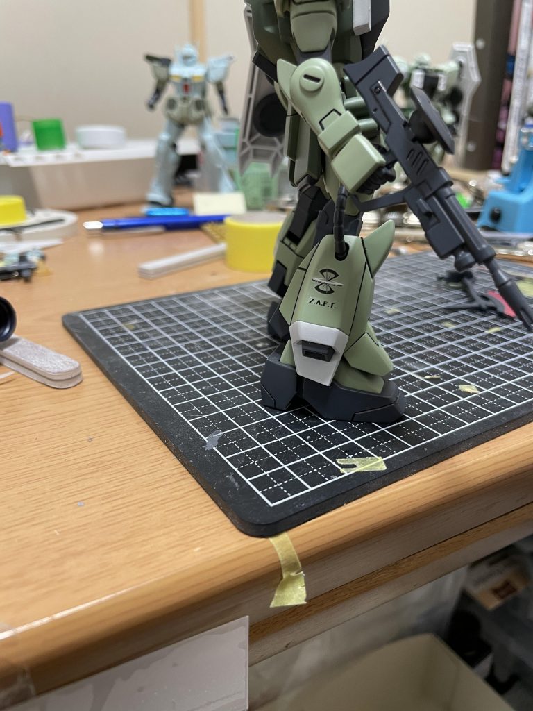 右脚にも同デカールからエンブレムを貼り付けました。