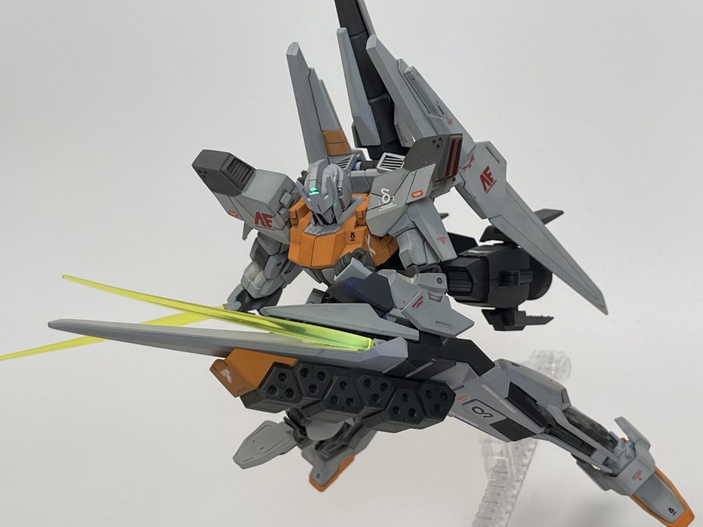 シールドにマウントのサーベルとバインダーから引き抜く手持ちのサーベルで。デルタカイ同様、このシールドで打突してからサーベルや炸裂ボルトを展開するという荒技で遠近とも武装が充実しております。炸裂ボルトはデルタカイ陸戦型の設定調べて頂くとわかるのですが本当はアームでガバッと展開する機構があります。レジンキットのため再現は断念。