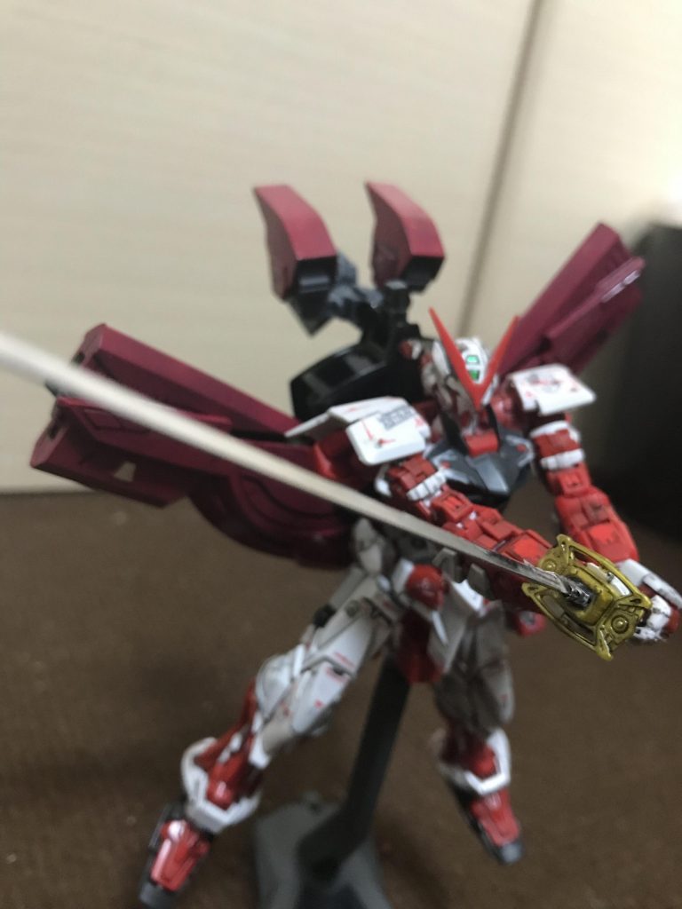 菊一文字(ガーベラストレート)アストレイレッドフレームの持つ武装虎徹(タイガーピアス)は装備しておらずタクティカルカルアームズも装備してないので実在しないという意味を持つイナジマリーが名前に付けられた