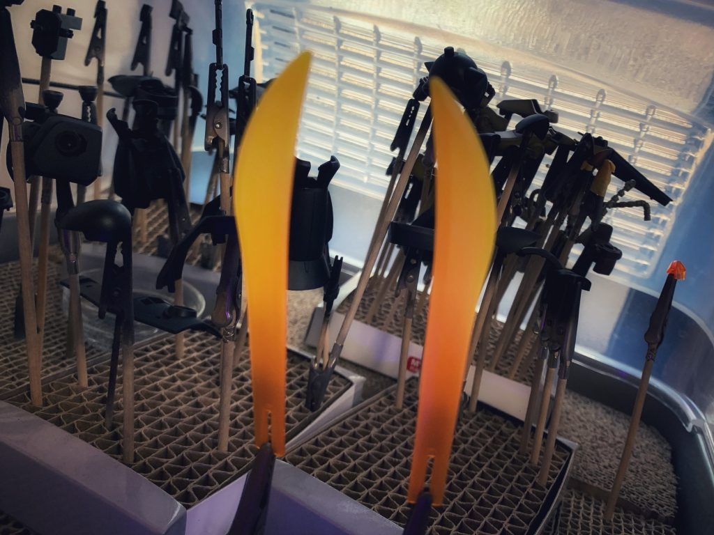 ヒートサーベルの赤熱した表現を模索中…鍛錬している最中の日本刀のようなイメージです