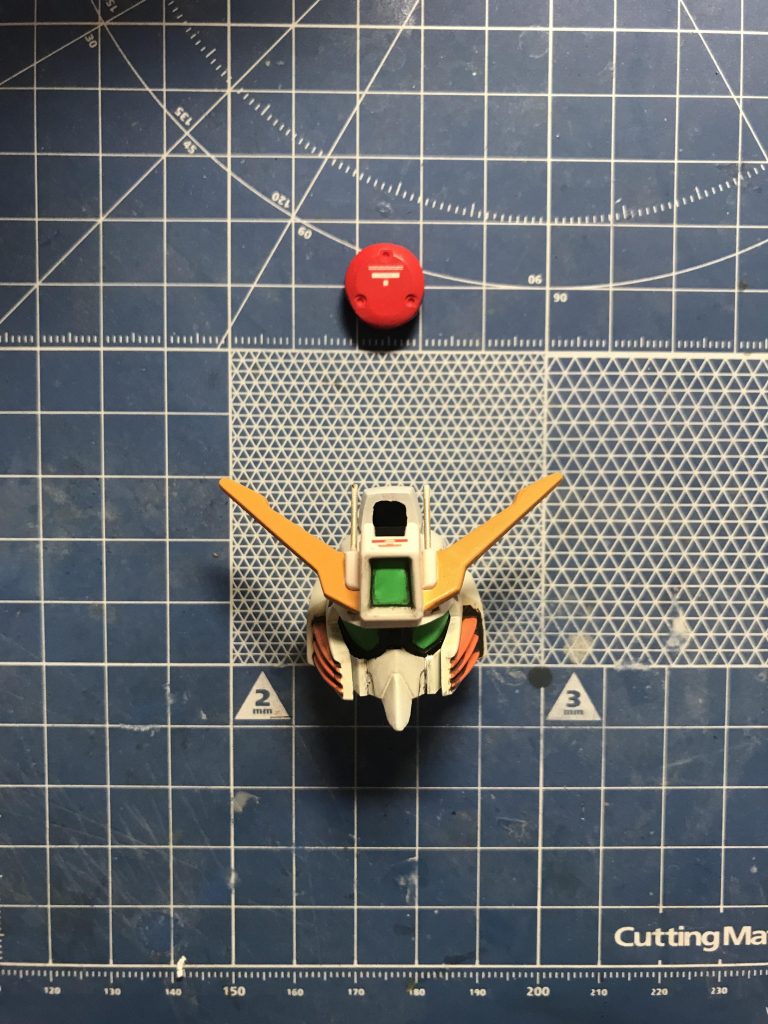 SDの命とも言える顔ですが、元の顔が横広がりで気に入らず真ん中から3mm短縮しリアルの形に近づけました。同時にツインアイは彫り込み立体感を出しました。インコムはその部分を切り出し、欠損部はプラ板で修正しました。頭部内側とインコム側に受けを作り、リード線を取り付け射出状態を再現出来るようにしました。