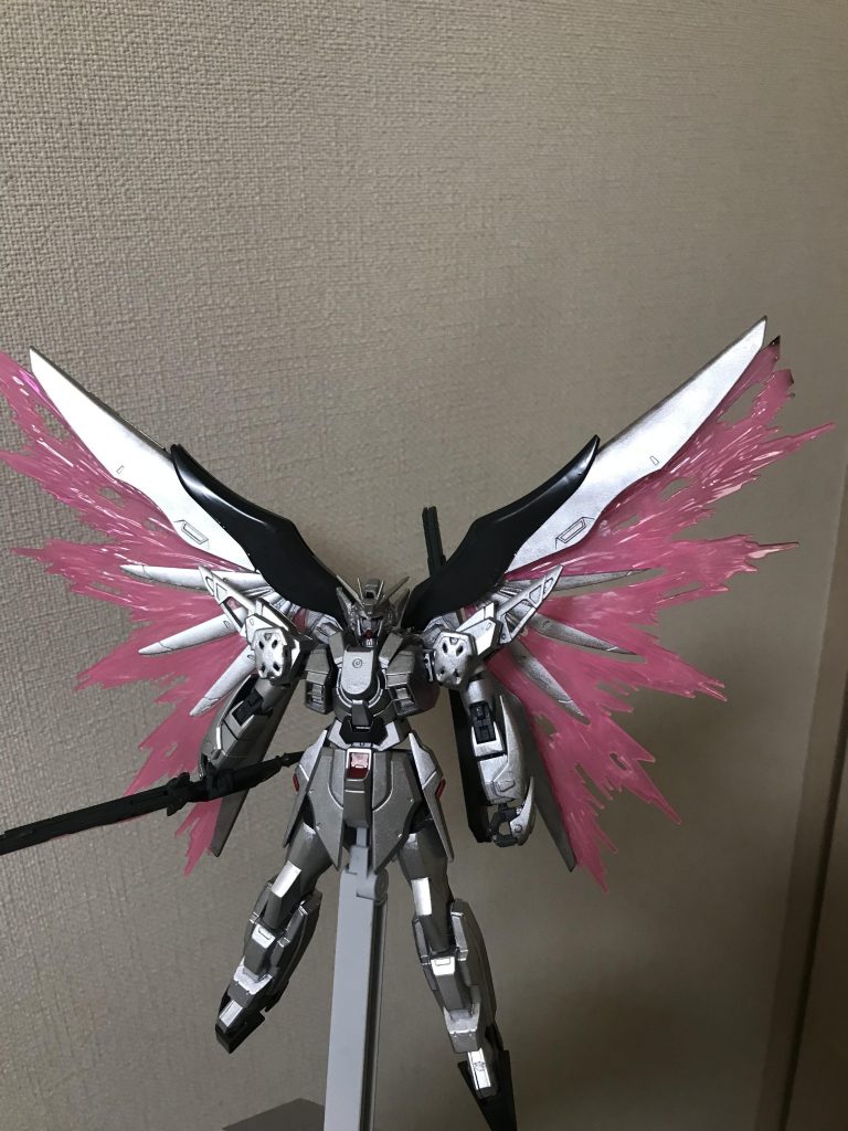 2個分のエネルギーは多い為翼の展開時には残存が残るまた、肩の新型ダクトからの余剰エネルギーを使って全身を覆うビームシールドを作ることもできる