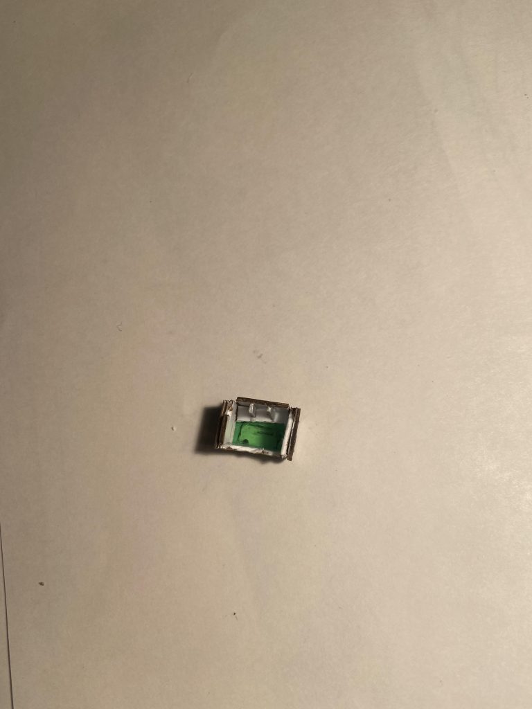 流石に頭部まではロトのパーツを使えなかったのでプラ板とクリアパーツのランナーの余りを使って自作しました、その結果少し大きめにできてしまいました、画面暗くてすみません。以上、クロスオーバーアーマーズガンダムでした久しぶりにフォローしてる方々の作品を見て自分も投稿してみたくなりました、それでは見ていただきありがとうございました。