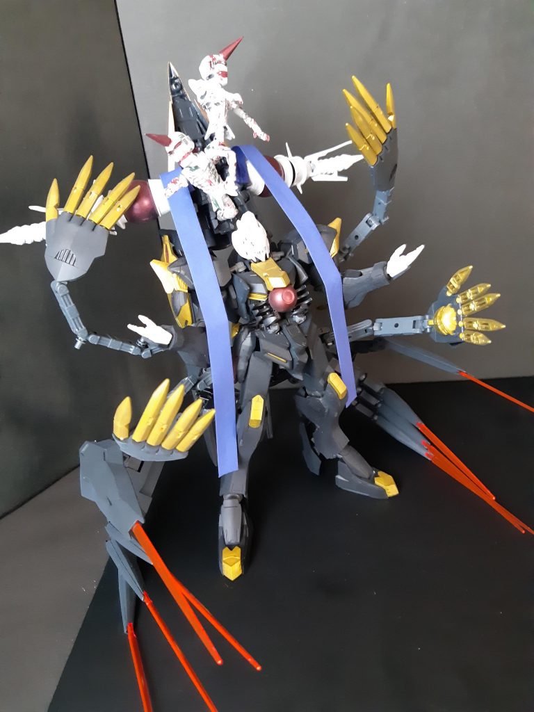 ローブを取った中はバエルまんまです。ジエンドとジャイオーンの特徴的な武装をローブに隠し装備しています。