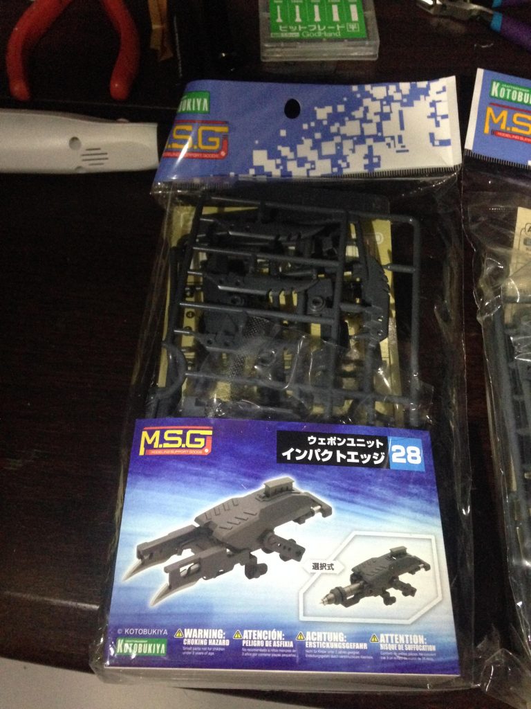 追加兵装はほとんどKOTOBUKIYAのM.S.Gシリーズを使用。写真の商品は腕部のクローと脚部のブースターに使用。かなり重宝させてもらった。