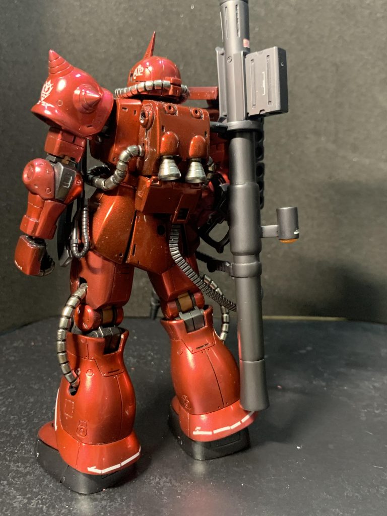 背中でも語ってもらうカーっていう感じでバックショット。足のスカート部分のデカールはちょっとちょん切れちゃってるのはご愛嬌。RG用デカールを使ったんですが、ORIGINの方使えばよかったよねっていう。