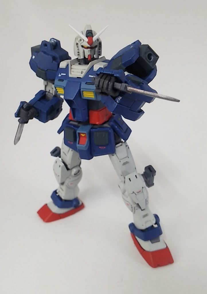 近接武器はジオニックソードに付属するナイフ、鞘は膝横に付けてみました。3ミリ軸で装着しているので邪魔にならないように回転できます。