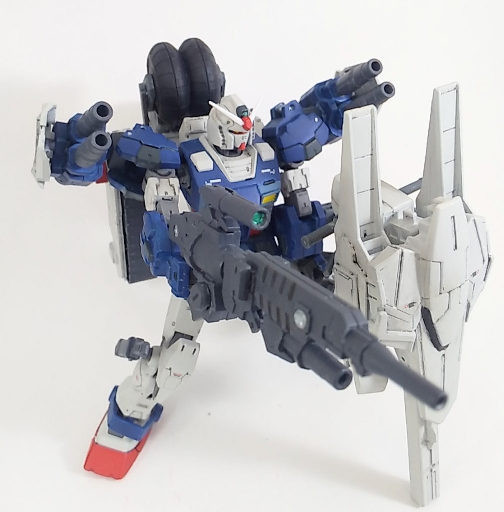 シールドを構えての射撃が基本の戦闘スタイル