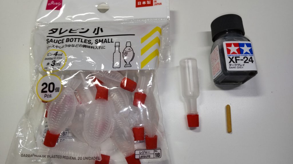 水性ホビーカラーをメインに使ってて、ハンドピースの洗浄もマジックリン(笑)なので出来ればハンドピースにエナメル塗料入れたくない、でも吹きたい…と思って使った方法がこれです。ガンダムマーカーエアブラシシステムを持ってるので、ダイソーのタレビンに希釈したエナメル塗料をスポイトの要領で吸い込み、ガンダムマーカーエアブラシシステム用替芯を挿すと、そのまま吹けます。