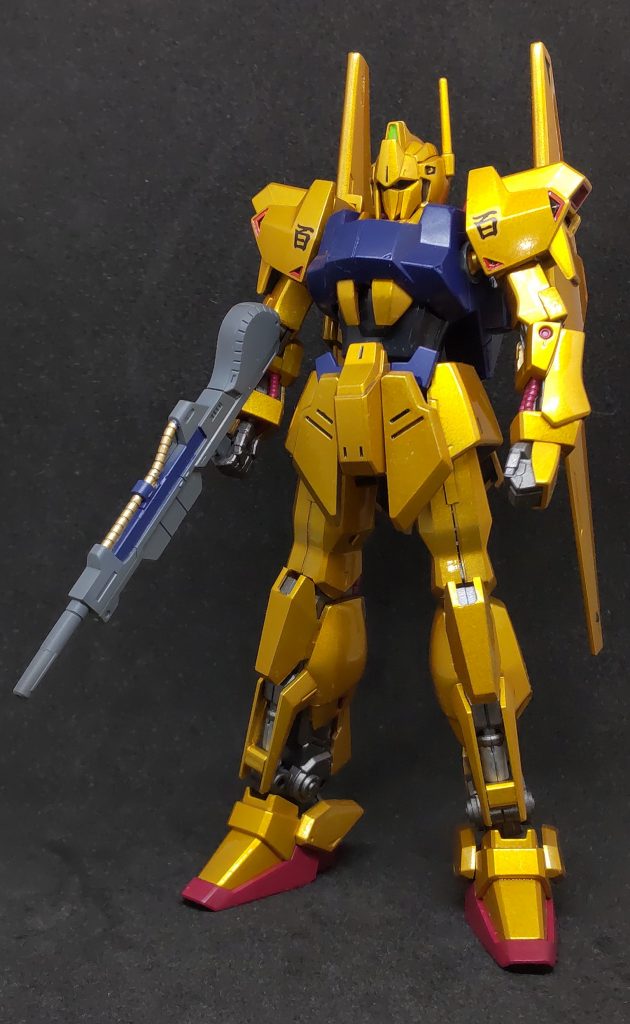 肩の百は水転写デカール買おうか迷ったのですが、付属のテトロンシールにしましたが存外キレイに貼れたので安心しました。Twitterで見かけた「貼る前に水をつけるとテトロンシールも位置調整出来て貼りやすい」ってのを試したらホントにやりやすかったので今後も使っていきたいと思いました(笑)塗料は相変わらずの水性ホビーカラーですが、胸などの紺は水性ガンダムカラーのティターンズブルー２で、エゥーゴ機体なのにそれかよ！ってチョイスです。赤は赤で水性ガンダムカラーのシャアレッドなのですが…まぁこれはある意味シャア専用なので良し(笑)キャンディ塗装は下地ブラウンにゴールド吹いて、クリアーイエロー４層に、光沢クリアー…なのですが正直完成時には自分の思った感じと違うって感想でした。肉眼だともっと濃い色に見えるので余計に。でも照明当てるとそれなりに見えたので今ではそこそこ満足してます(笑)