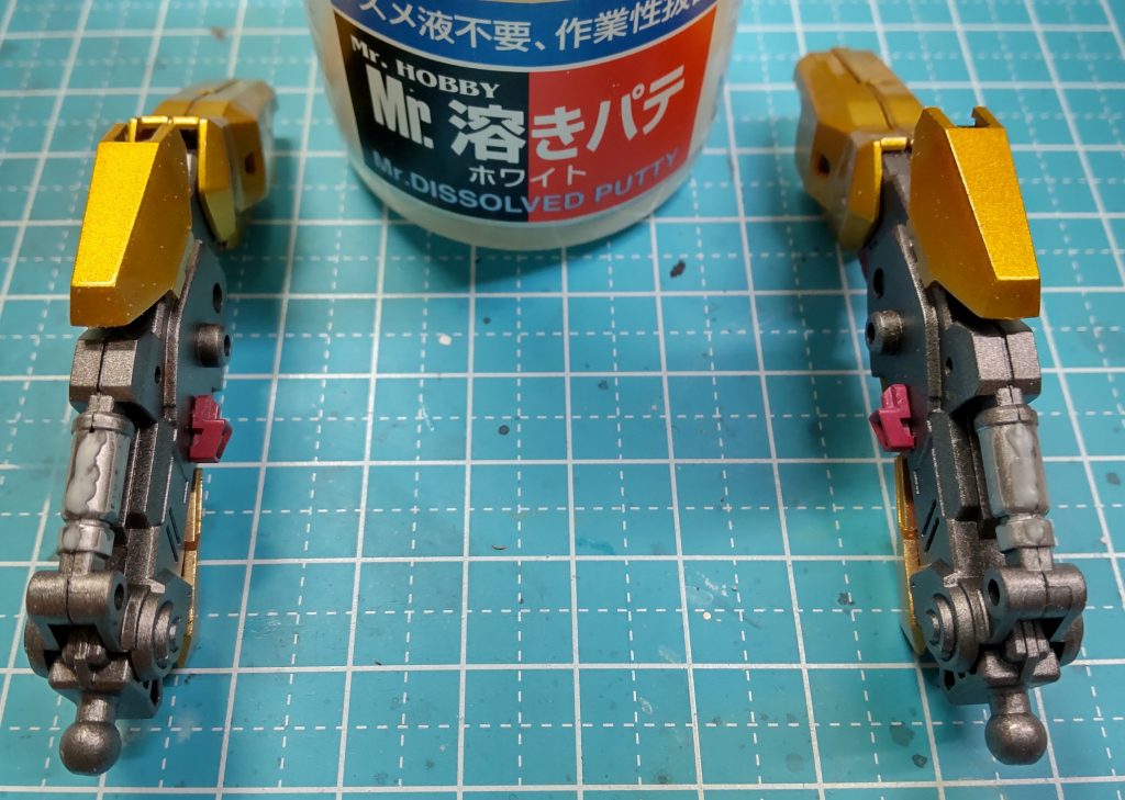 シリンダーはエナメルで塗り分けてたので、ばらしたあと一度エナメル溶剤で落としてから溶きパテを塗布し合わせ目消しをしたあと再度塗装しました。溶きパテ便利で良いですね！子供の頃はタミヤパテ使って上手く出来なかった思い出があります。