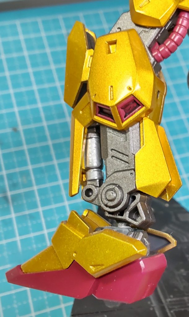 ムーバブルフレームなどの成型色グレー部分には焼鉄色を吹いてます。これはHGUCνガンダムやサザビーの成型色がこんな感じの色合いだったので気に入って(笑)最近多様してます。ゼータと百式には特に似合いました。あと、くるぶしアーマー裏とか、腰のアーマー裏をエナメル吹いて塗り分けしました。これも今後は取り入れていきたいなと思ってます。