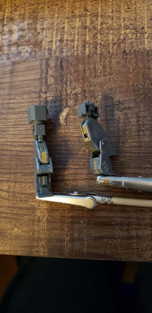 関節などのグレーのパーツはベタ塗りの塗装はせずにシルバーのドライブラシ。それと関節の内側にある溝があると金に塗りたくなってしまう病にかかっています。