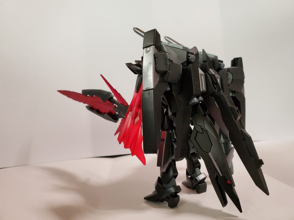 両手に武器を持っている時はシールドが後部に接続されて前から見ると三本足に見えます