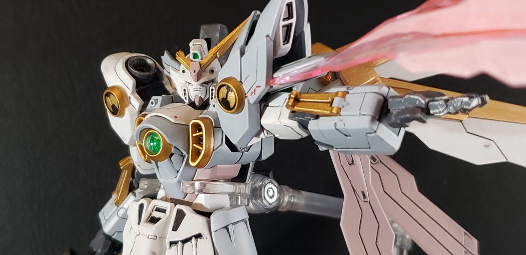 右肩の肩部ビーム砲はどっかから持ってきたバーニアを削ってペタり。各部の黄色パーツはゴールドに塗装。