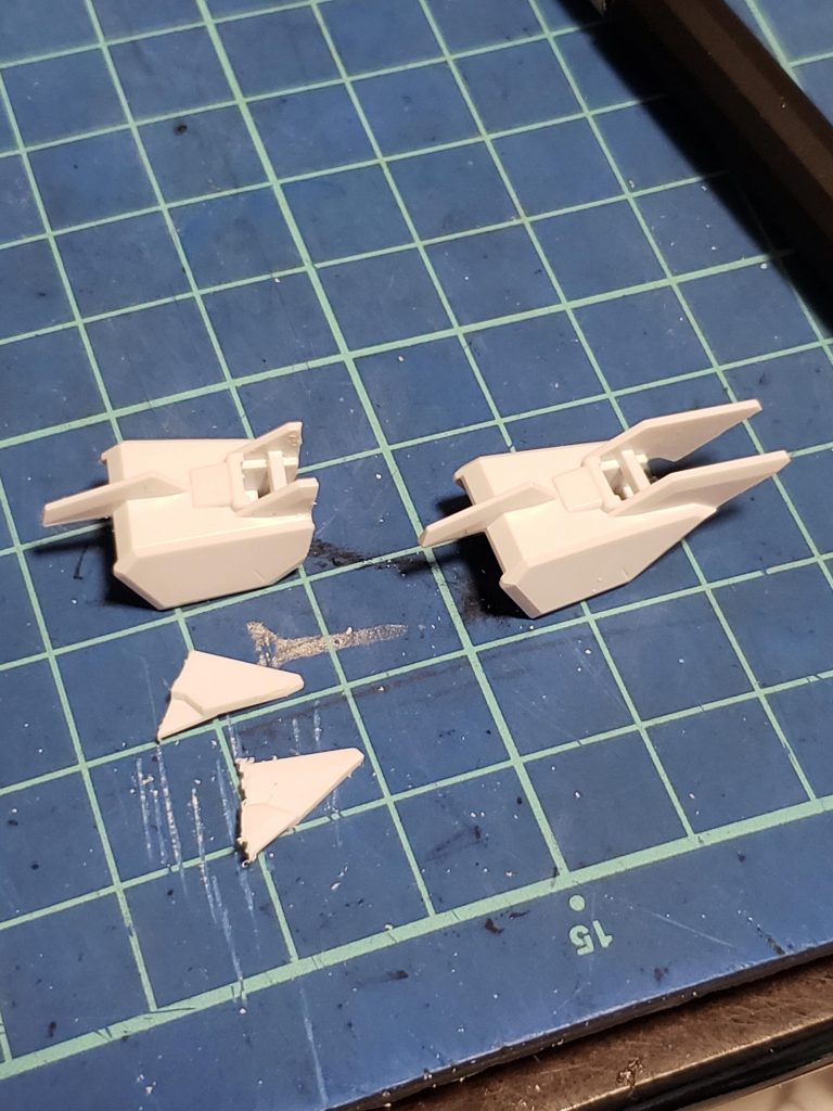 せっかく接続ピンがあるのにシルエットを大きく変えたいのもあったので、干渉する部分をおもいきってカットして強化パーツを取り付けると…