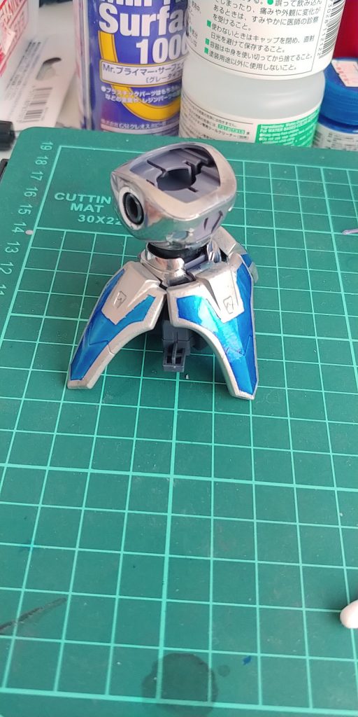 マスキングしアクリジョン、クリアーブルーを塗り色分けしました。