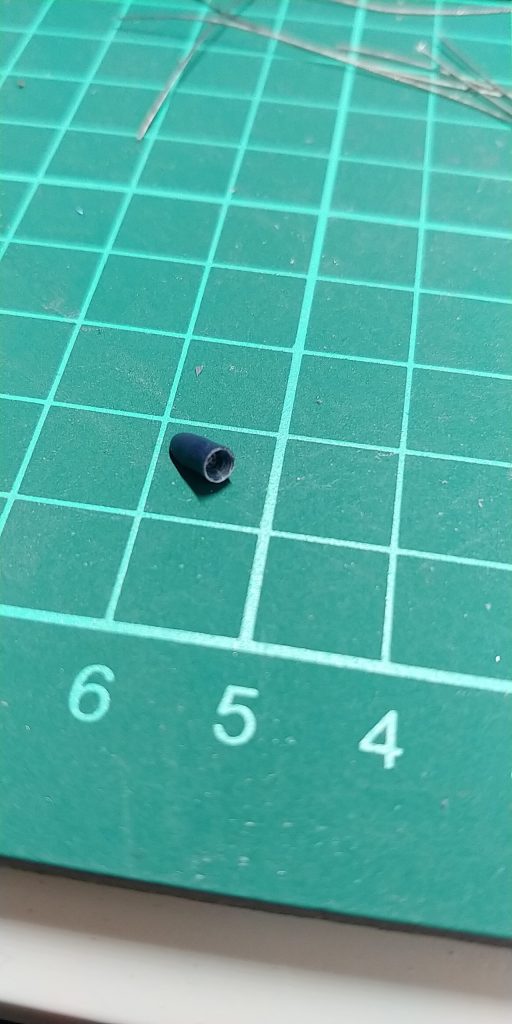 ランナーを切り出し、加工。そこへ