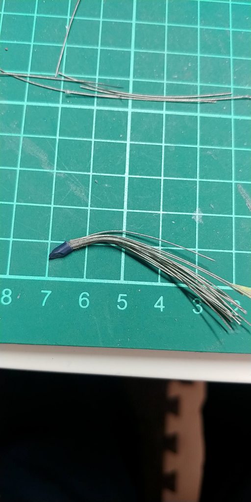 100均のワイヤーを束ねて装着。