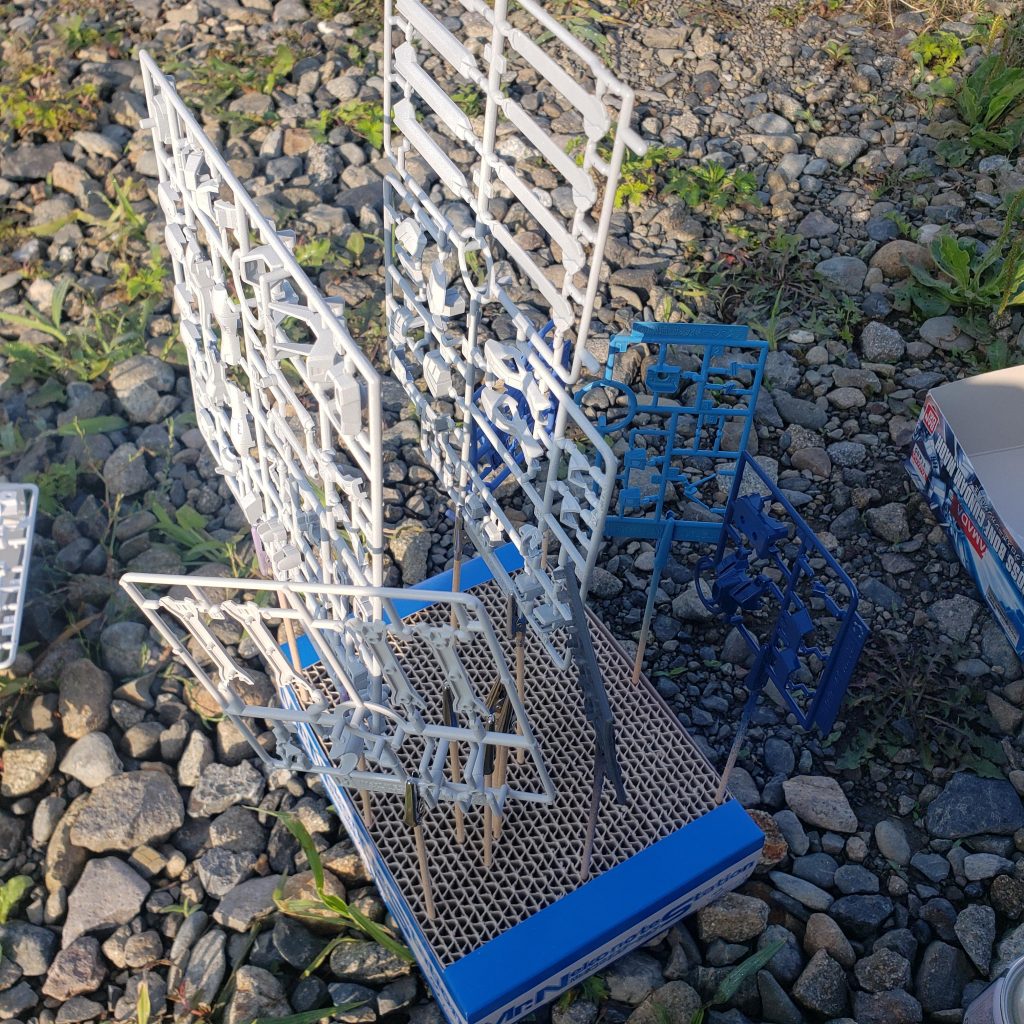 白と色んな青を使いました。