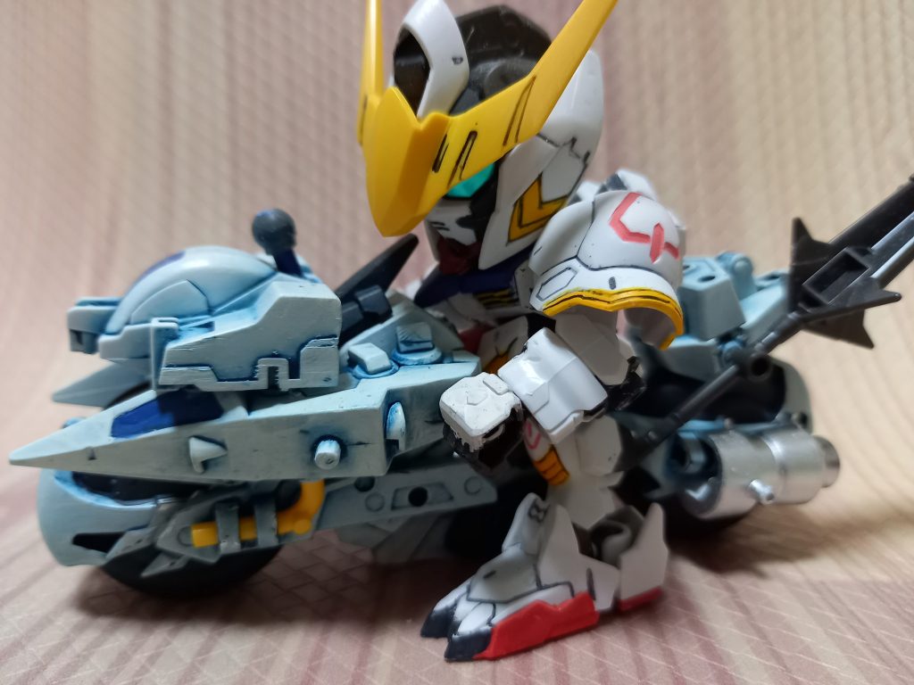 穴開けてランナーで接続したり接着材の使用は無しです。