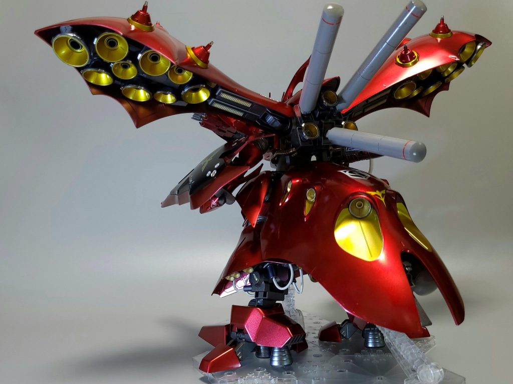 プロポーションはアーティファクト版を参考にしているため脚部をかなり延長しています。また、肩アーマーが少し寂しく感じたのでバーニア等をミキシングしています。