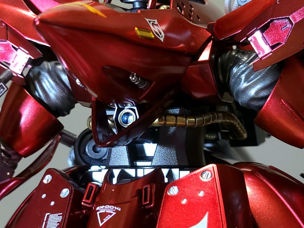 腹部メガ粒子砲は目立ちにくいためメタリックブルーで塗装後にUVレジンでレンズのように輝かせています。