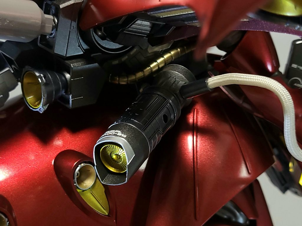 主兵装のライフルはレドームやメッシュワイヤー等を用いて精密感をアップさせました。外付けのジェネレーターと直結させています。