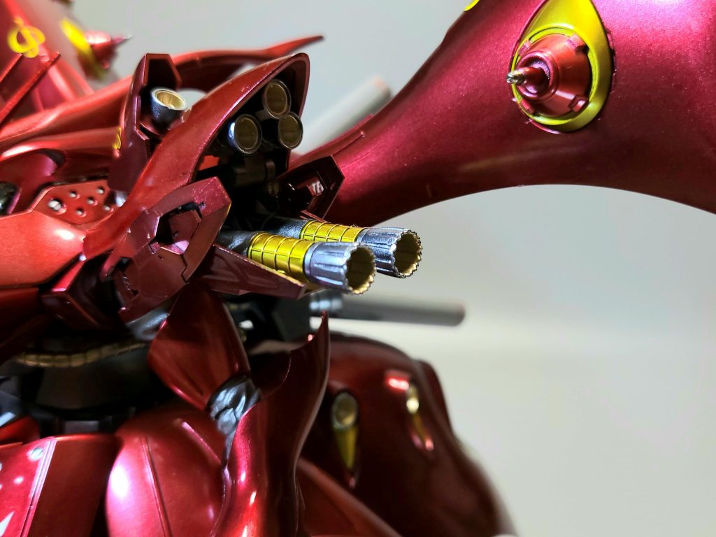 肩アーマーは展開しスラスターが露出し更に力強い印象となります。