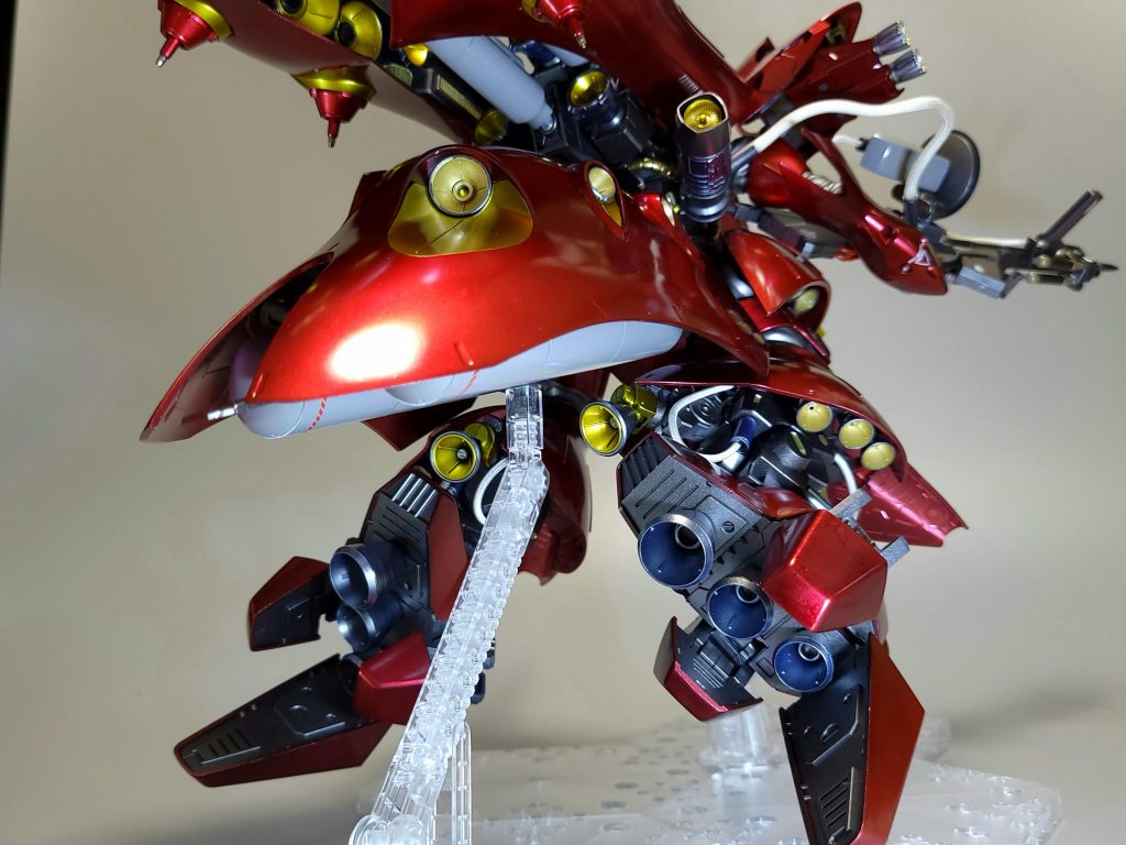 脚部を折りたたむことで巡航形態に変形。