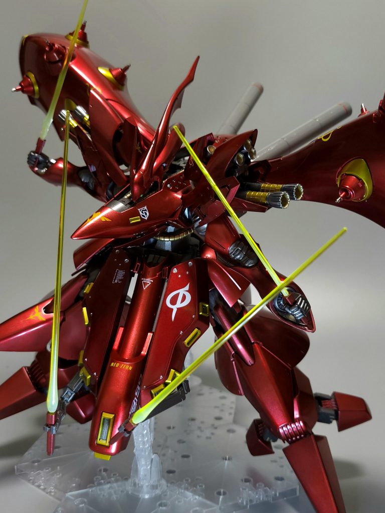 ビームサーベルは基部を中心にクリアホワイトでグラデーション塗装しています。