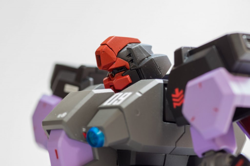 簡単なスジ彫りと塗り分けだけ。それでもドムに見える不思議(笑)