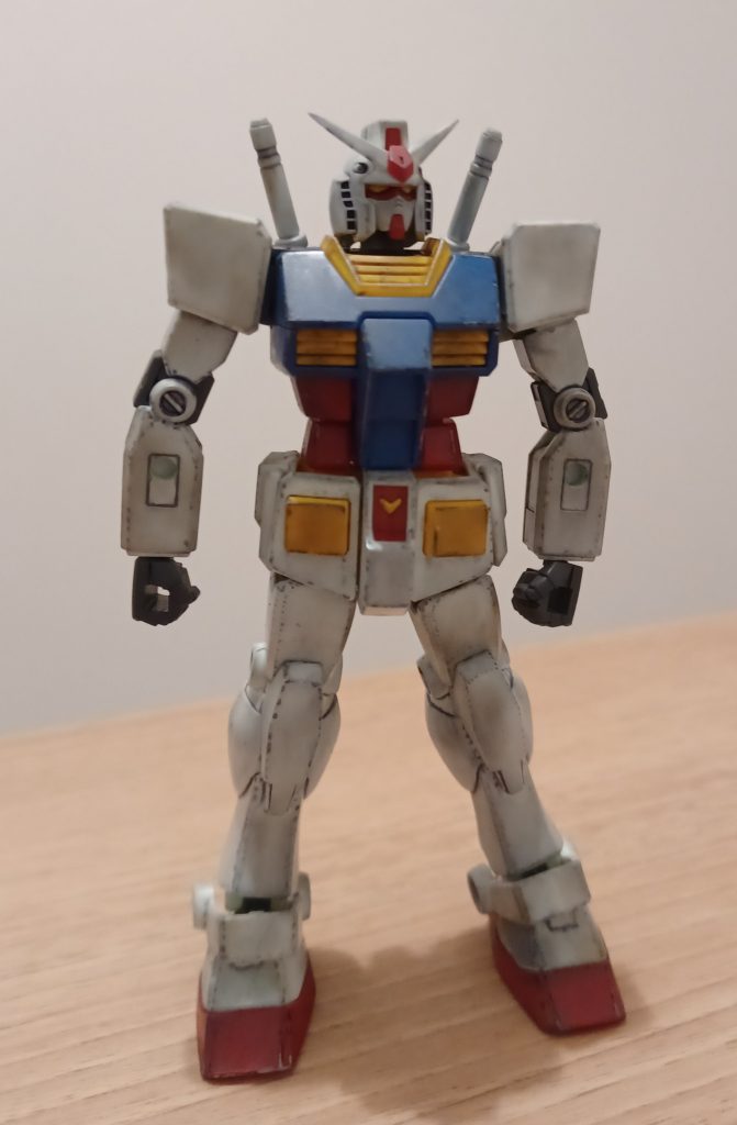 ボクが子どもの時の合わせ目消しと言ったらエポパテで段差を消してコンパウンドで磨いてたりしてたと思うんだけど今は接着剤で簡単に出来る凄技があるのね(笑)早速やってみたら不器用なボクにも出来た(笑)そしてあまりにもお手軽な仕上がりにとても感動した小学生以来のガンプラ作りだったけれどスゴく夢中になれた♪