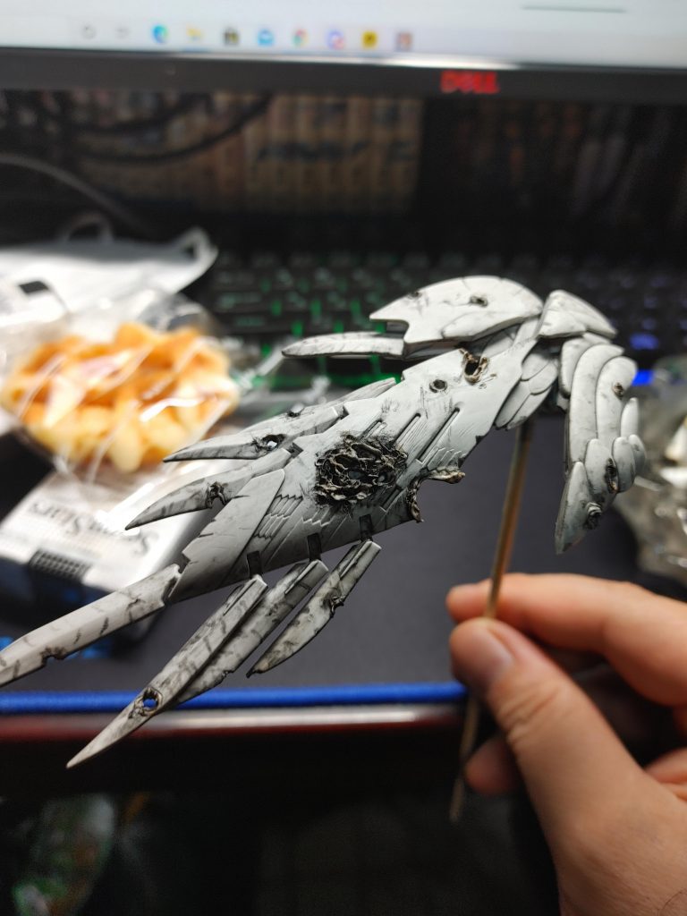 羽の傷や穴や焼け跡は安物のリューターと１００均のはんだごてでやりました。安物でもなかなかいい仕事してくれたので素人の私にはこれくらいでちょうどいいかなぁと思います。