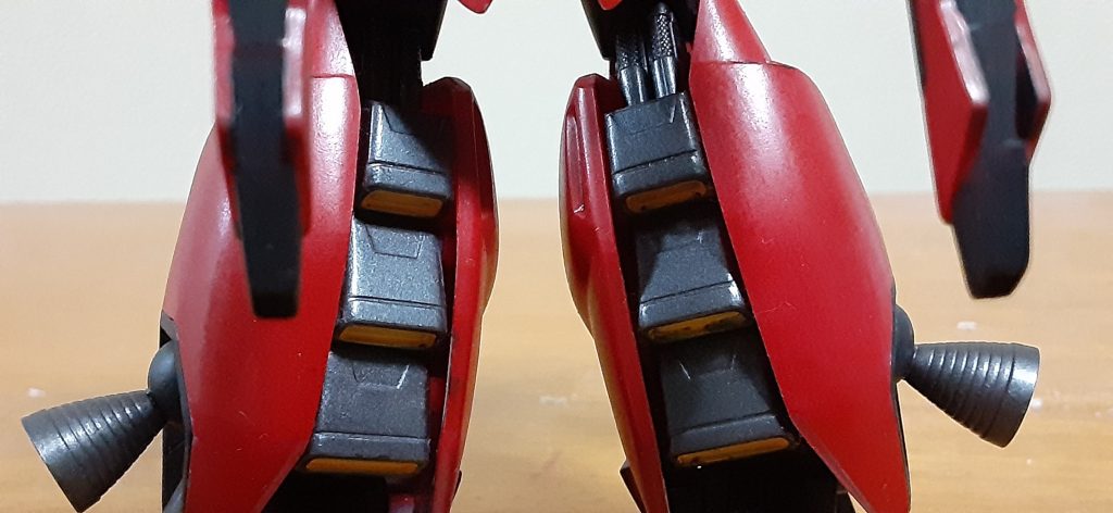 このスラスター部もつながってたので彫って別パーツに見えるようにしてます。